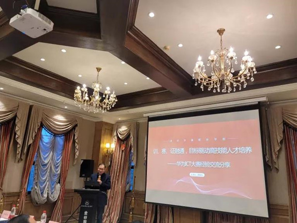 武漢交通職業(yè)學(xué)院電子與信息工程學(xué)院院長(zhǎng)胡迎九